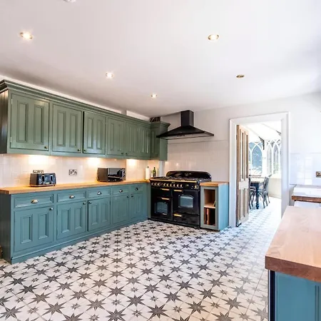 Luxury 6 Bed Manor House - Hot-tub - Sleeps 14 - Stunning Views - Games