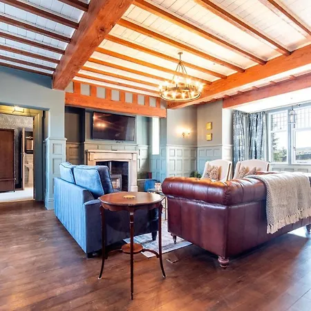 Luxury 6 Bed Manor House - Hot-tub - Sleeps 14 - Stunning Views - Games Whitby