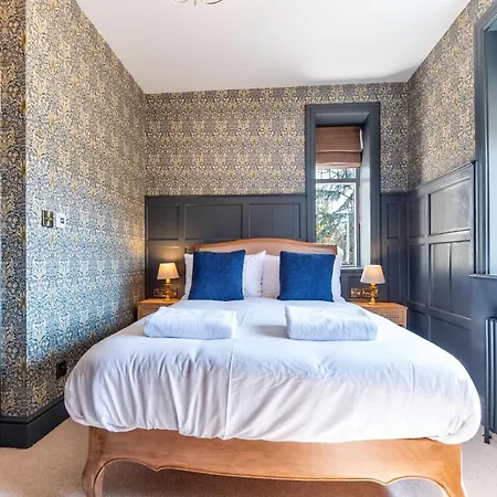 Luxury 6 Bed Manor House - Hot-tub - Sleeps 14 - Stunning Views - Games *