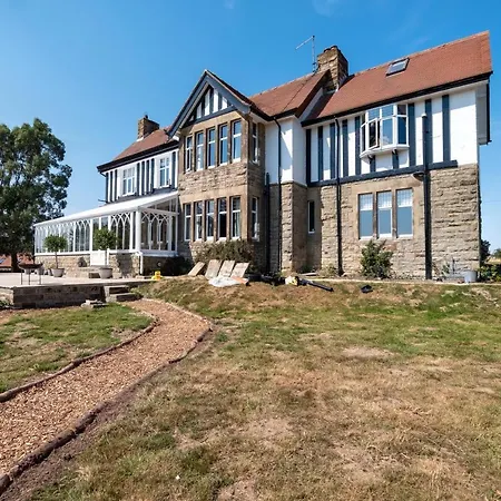 Luxury 6 Bed Manor House - Hot-tub - Sleeps 14 - Stunning Views - Games Dom wakacyjny Whitby