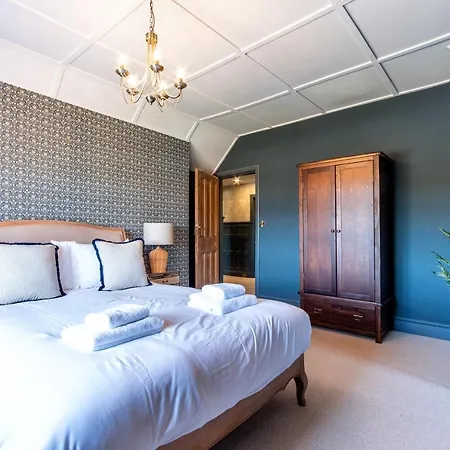 Dom wakacyjny Luxury 6 Bed Manor House - Hot-tub - Sleeps 14 - Stunning Views - Games Whitby