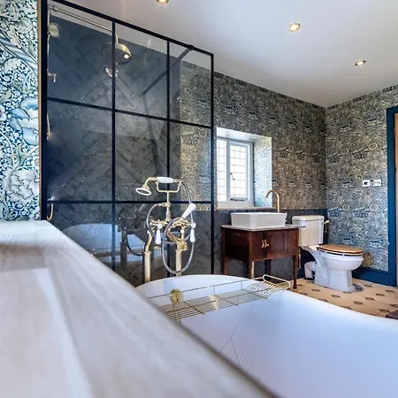 Luxury 6 Bed Manor House - Hot-tub - Sleeps 14 - Stunning Views - Games Dom wakacyjny *