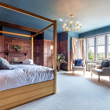 Luxury 6 Bed Manor House - Hot-tub - Sleeps 14 - Stunning Views - Games *