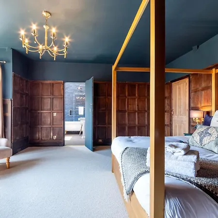 Luxury 6 Bed Manor House - Hot-tub - Sleeps 14 - Stunning Views - Games *