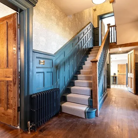 Luxury 6 Bed Manor House - Hot-tub - Sleeps 14 - Stunning Views - Games * Whitby