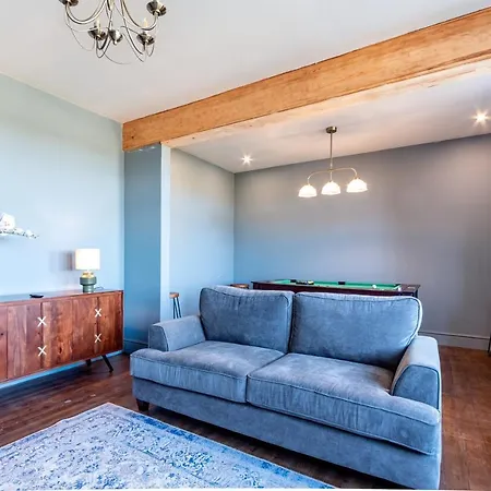 Luxury 6 Bed Manor House - Hot-tub - Sleeps 14 - Stunning Views - Games Whitby