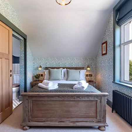 Luxury 6 Bed Manor House - Hot-tub - Sleeps 14 - Stunning Views - Games