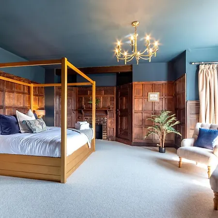 Luxury 6 Bed Manor House - Hot-tub - Sleeps 14 - Stunning Views - Games Whitby