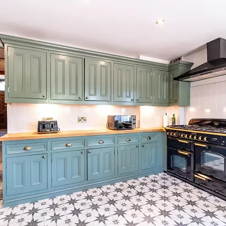 Luxury 6 Bed Manor House - Hot-tub - Sleeps 14 - Stunning Views - Games Dom wakacyjny