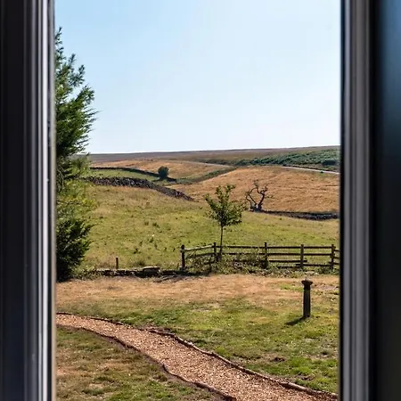 Luxury 6 Bed Manor House - Hot-tub - Sleeps 14 - Stunning Views - Games Whitby