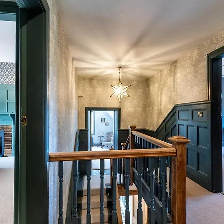 Luxury 6 Bed Manor House - Hot-tub - Sleeps 14 - Stunning Views - Games Whitby