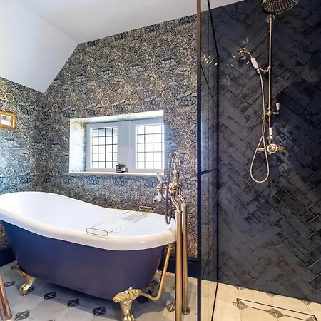 Luxury 6 Bed Manor House - Hot-tub - Sleeps 14 - Stunning Views - Games Dom wakacyjny
