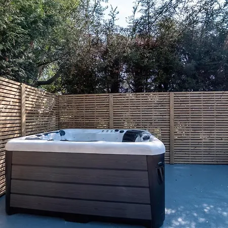 Luxury 6 Bed Manor House - Hot-tub - Sleeps 14 - Stunning Views - Games Dom wakacyjny