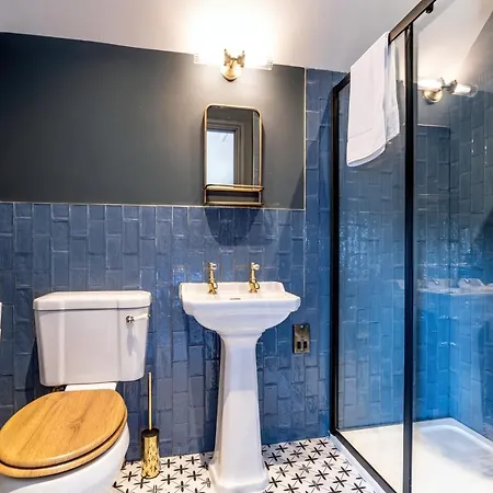 Luxury 6 Bed Manor House - Hot-tub - Sleeps 14 - Stunning Views - Games * Whitby