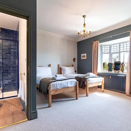 Luxury 6 Bed Manor House - Hot-tub - Sleeps 14 - Stunning Views - Games *