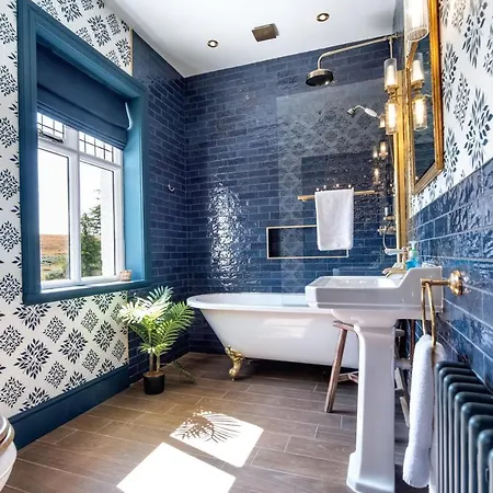Luxury 6 Bed Manor House - Hot-tub - Sleeps 14 - Stunning Views - Games