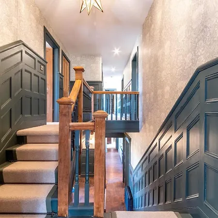 Luxury 6 Bed Manor House - Hot-tub - Sleeps 14 - Stunning Views - Games Dom wakacyjny Whitby