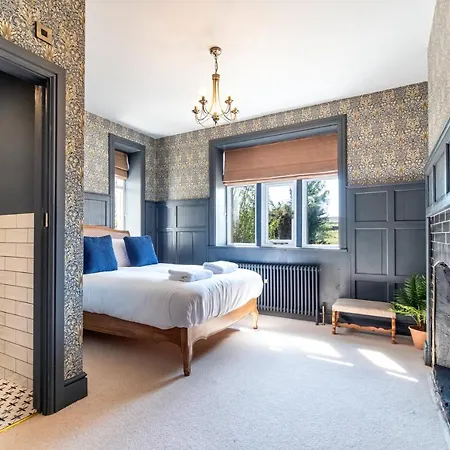 Luxury 6 Bed Manor House - Hot-tub - Sleeps 14 - Stunning Views - Games Dom wakacyjny Whitby