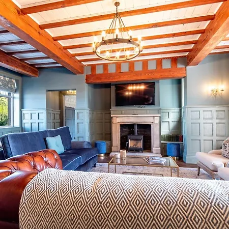 Luxury 6 Bed Manor House - Hot-tub - Sleeps 14 - Stunning Views - Games Dom wakacyjny