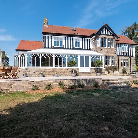 Luxury 6 Bed Manor House - Hot-tub - Sleeps 14 - Stunning Views - Games