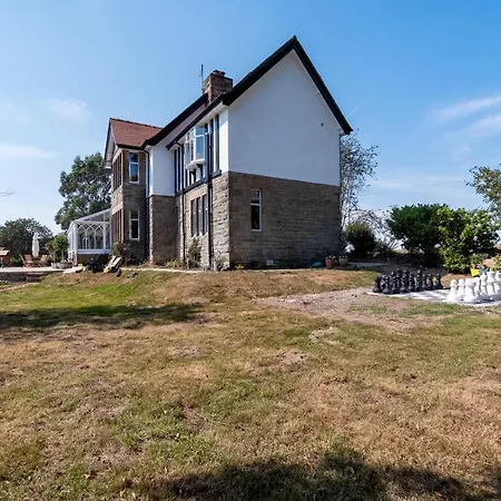 Luxury 6 Bed Manor House - Hot-tub - Sleeps 14 - Stunning Views - Games *